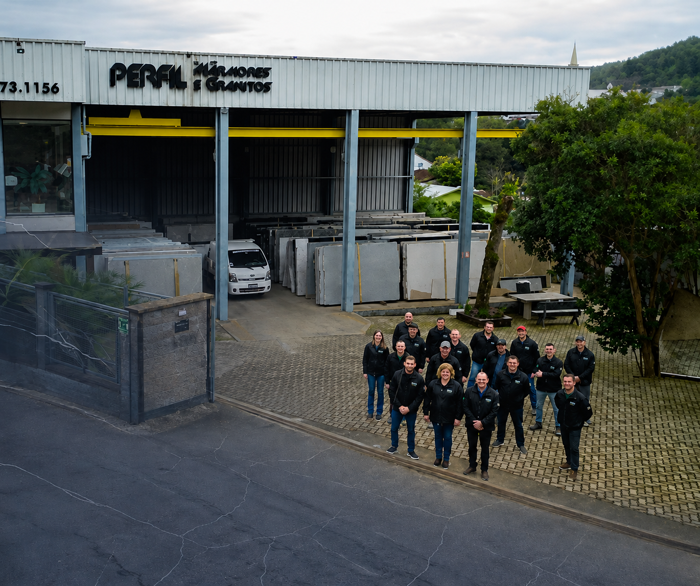 Sede da Perfil Mármores e Granitos com a equipe reunida